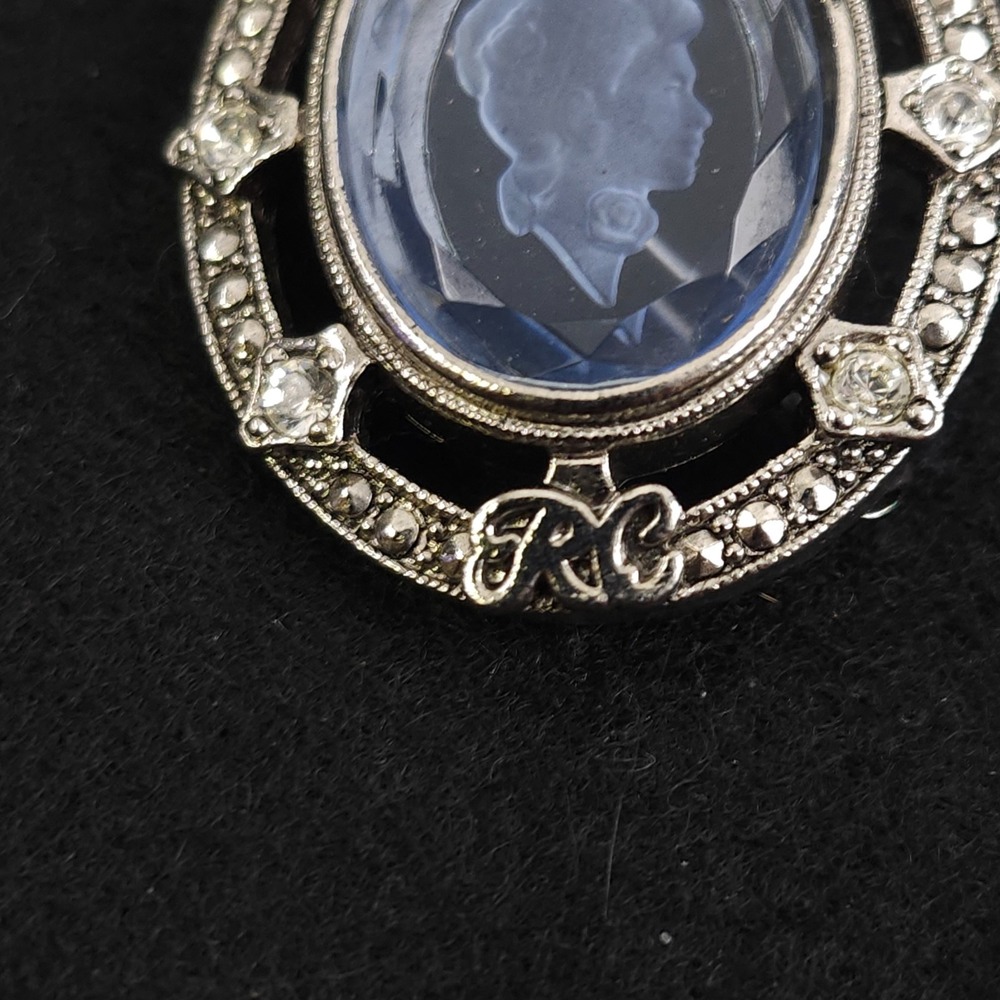 Nice Vintage 1998-99 Avon Presidents Recognition Pin w‎ Blue Glass Cameo RC - Picture 2 of 3